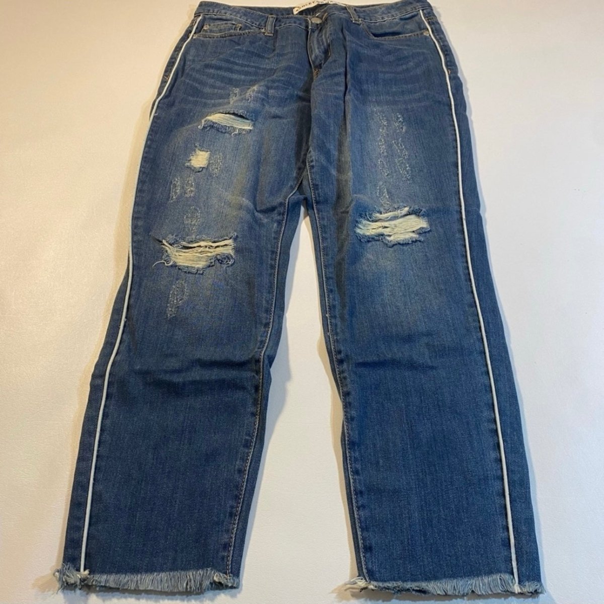 Ashley Mason - Ashley Mason Size 7 Medium Wash Denim Factory Distressed Raw Hem Crop Jeans - Jeans - Afterglow Market